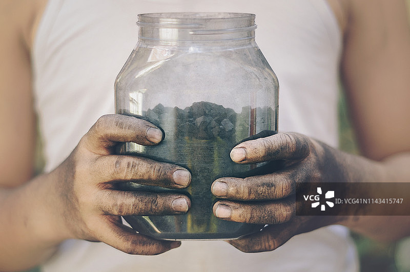 手拿木炭罐图片素材