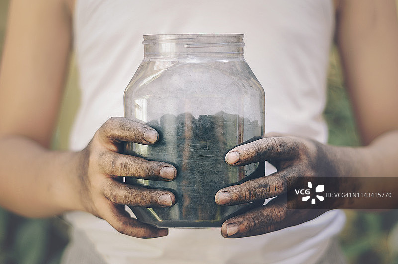 手拿木炭罐图片素材