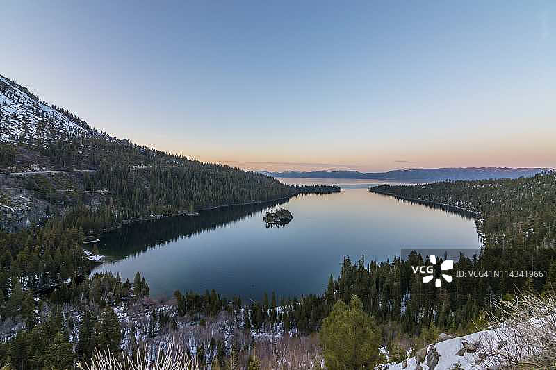 太浩湖翠绿海湾图片素材