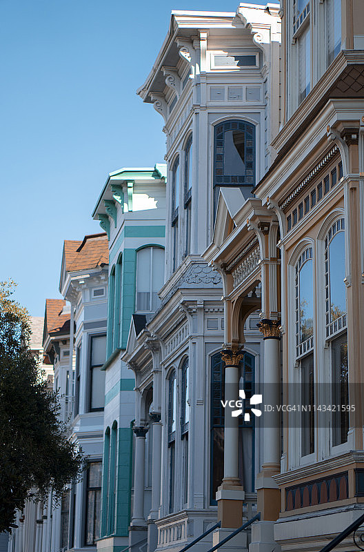 旧金山维多利亚风格的彩色联排别墅图片素材