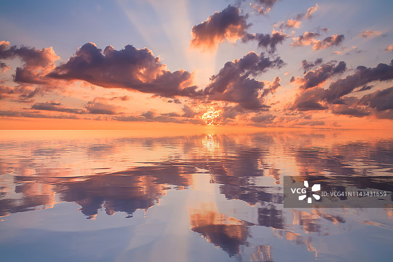 湖面倒影中的美丽日落图片素材
