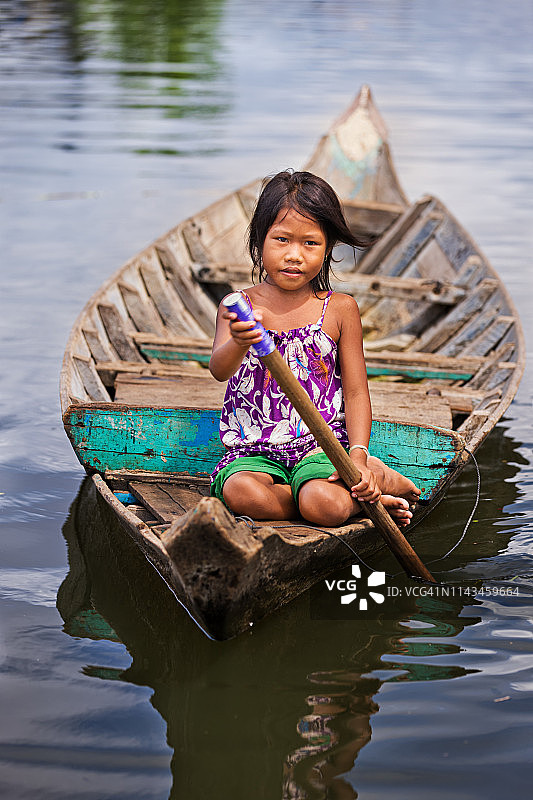 柬埔寨船上的小女孩图片素材