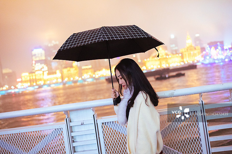 雨天街头的年轻女子肖像图片素材