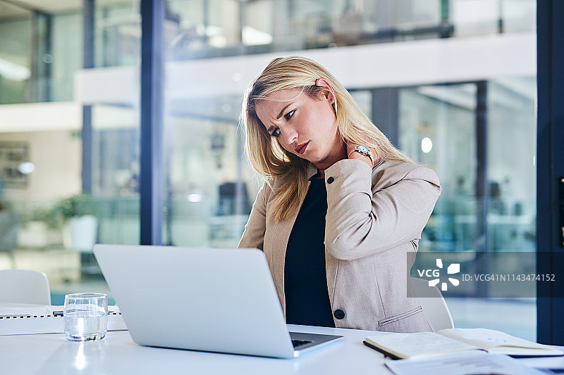 她的脖子很紧张图片素材