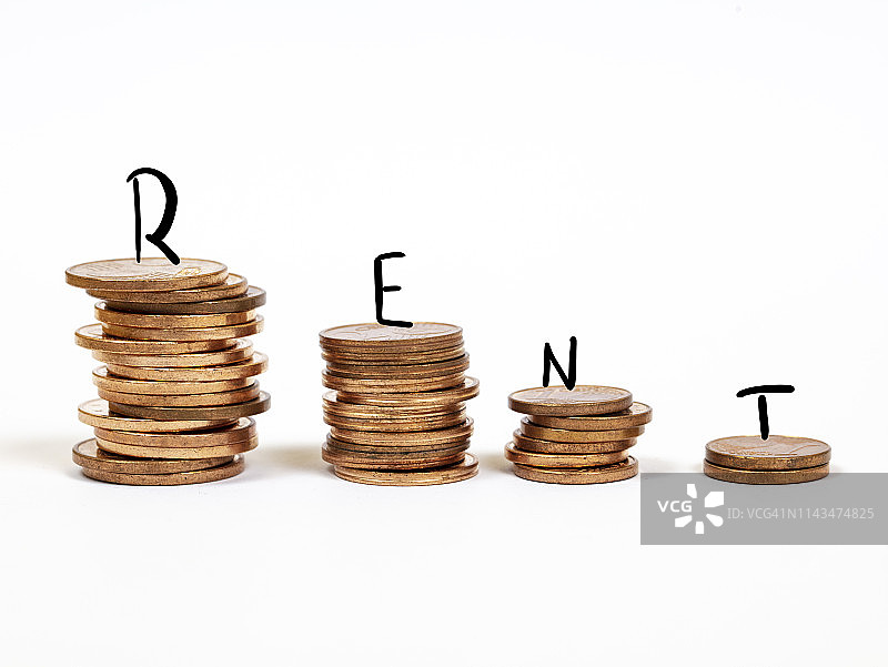 堆叠的标有“租金”字样的钱图片素材
