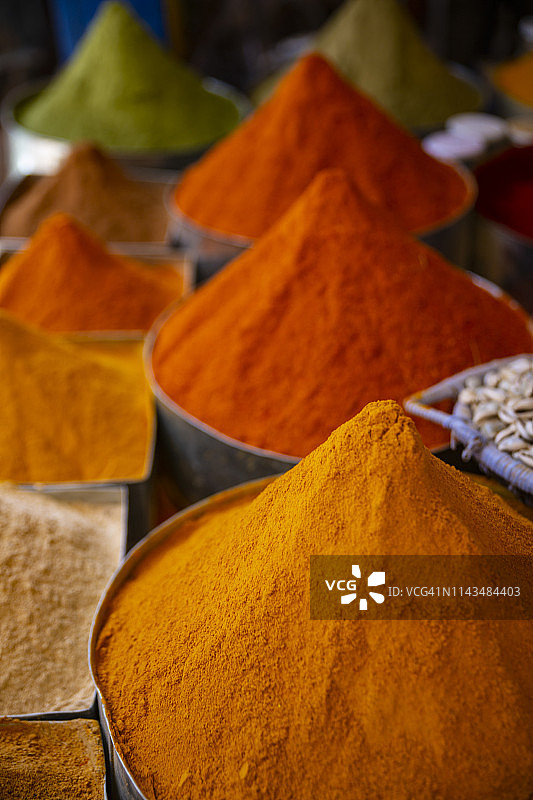 摩洛哥非斯农贸市场的彩色研磨香料图片素材