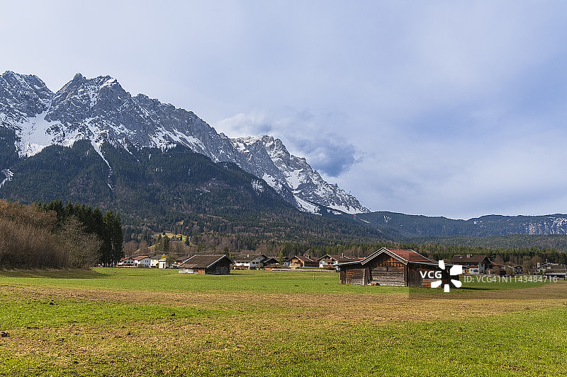 德国格赖瑙村阿尔卑斯山脚下的农田，背景是楚格峰图片素材