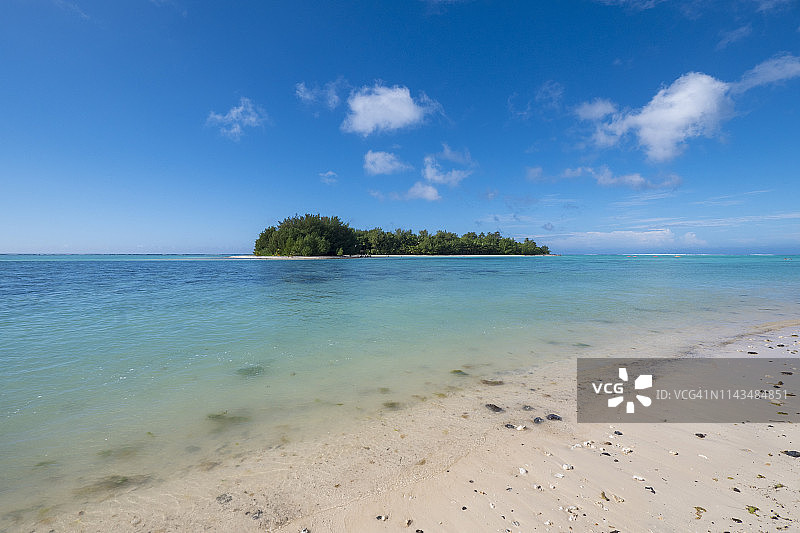 拉罗汤加岛穆里海滩和背景中的岛屿，库克群岛图片素材