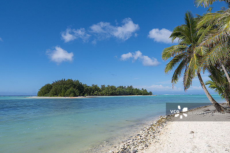 拉罗汤加岛穆里海滩和背景中的岛屿，库克群岛图片素材