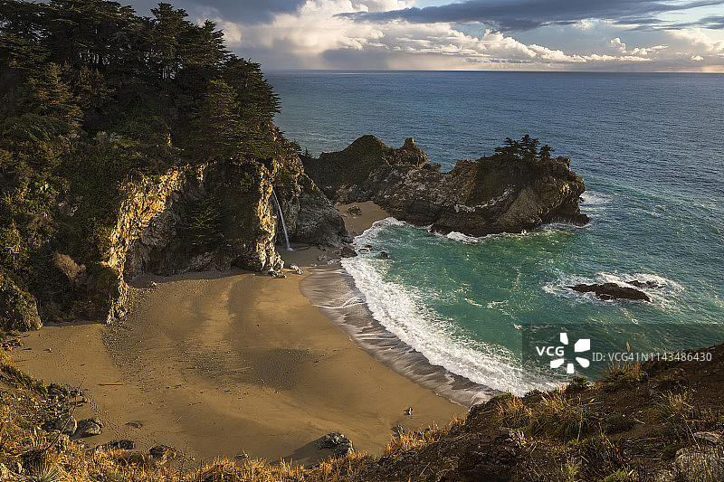 美国加利福尼亚大苏尔茱莉亚·菲弗公园麦克威瀑布日落光图片素材