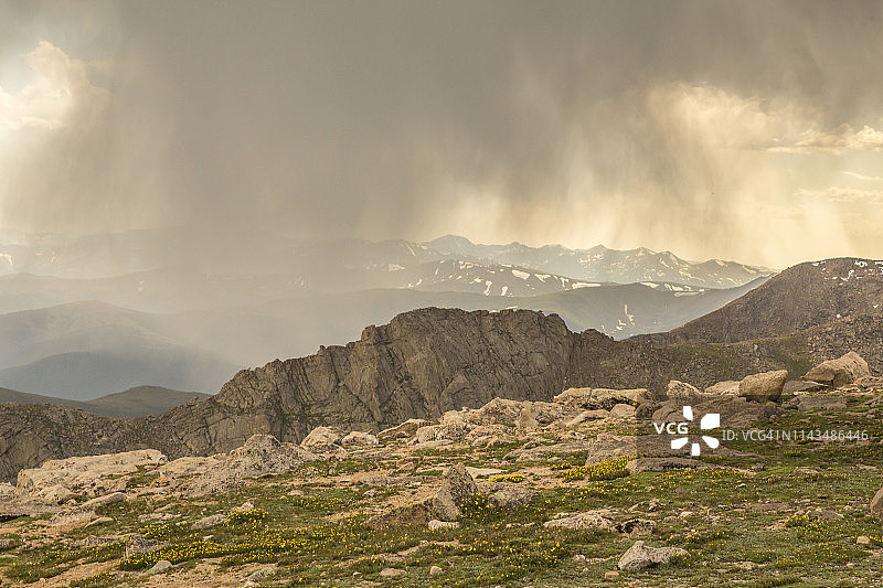 山脉风光：云雾笼罩的埃文斯山，美国科罗拉多州图片素材