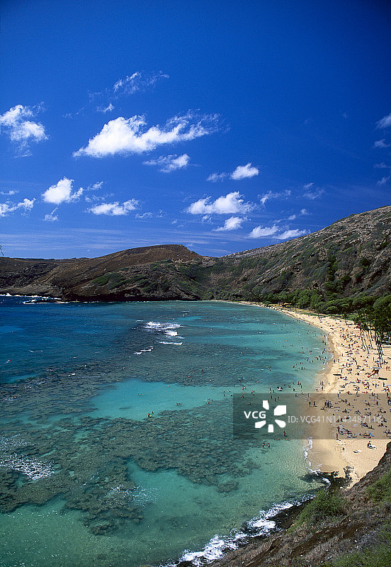 美国夏威夷瓦胡岛檀香山附近哈瑙马湾州立公园的海岸线和大海图片素材