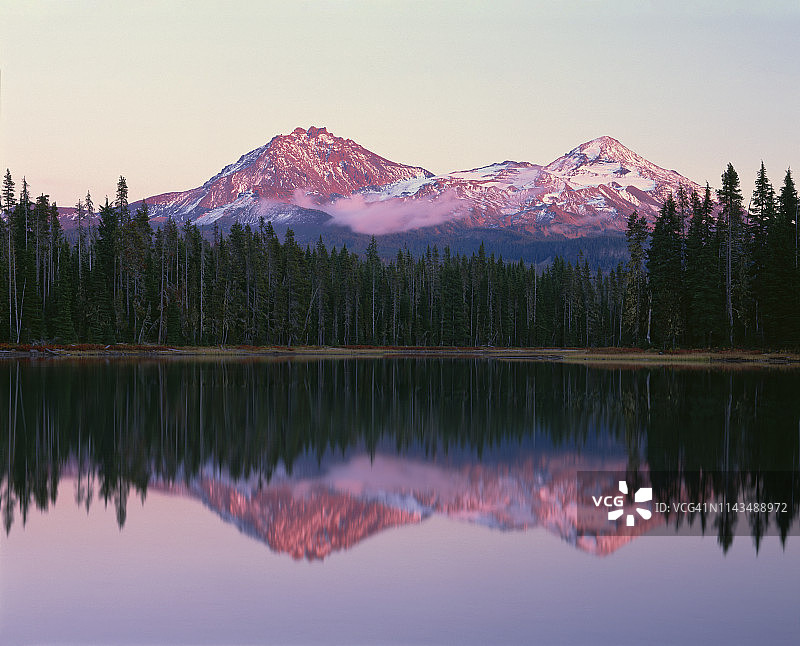 美国俄勒冈州威拉米特国家森林公园：斯科特湖秋季初雪倒影图片素材