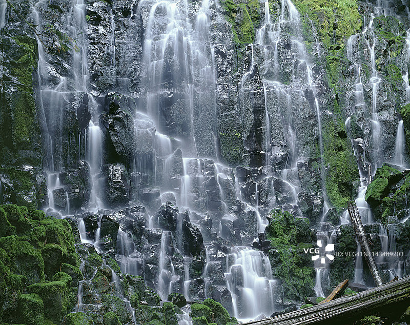 美国俄勒冈州胡德山国家森林公园拉莫纳瀑布图片素材
