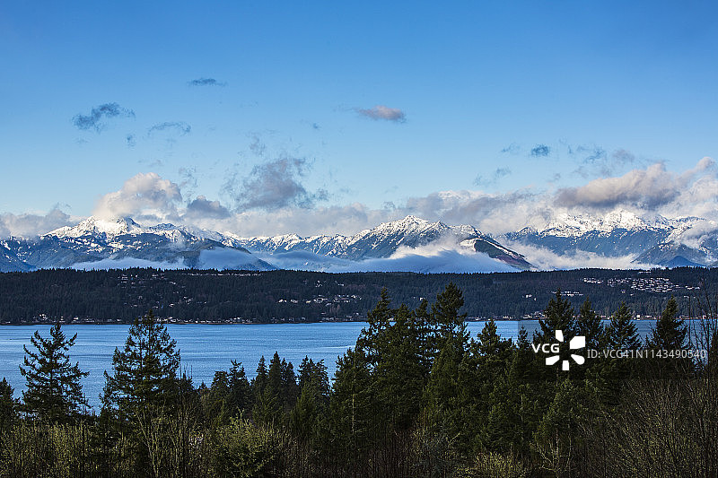 美国华盛顿州胡德运河奥林匹克山脉上空的雾和云图片素材