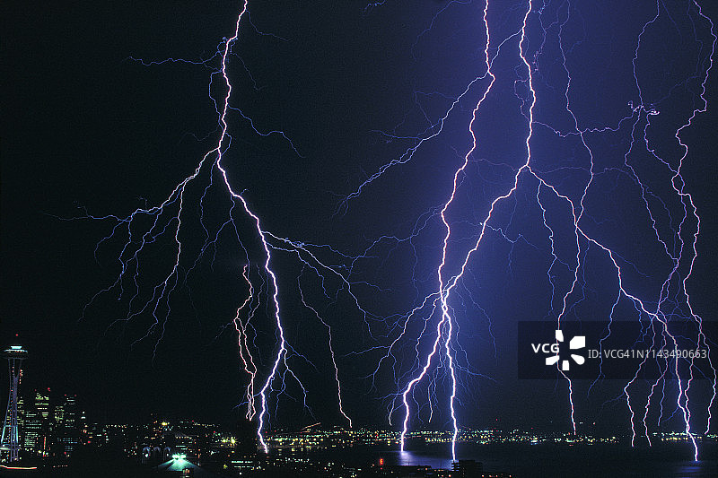 美国华盛顿州西雅图埃利奥特湾上空的多道闪电图片素材