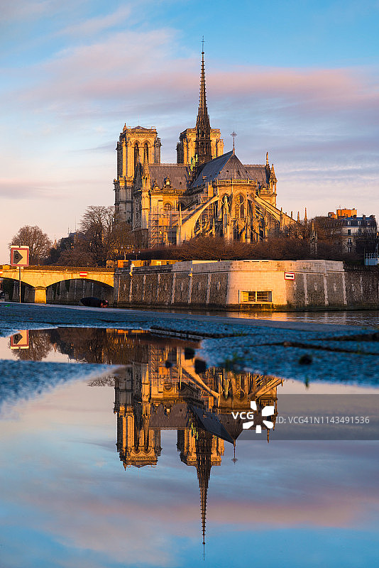 火灾前的巴黎圣母院图片素材