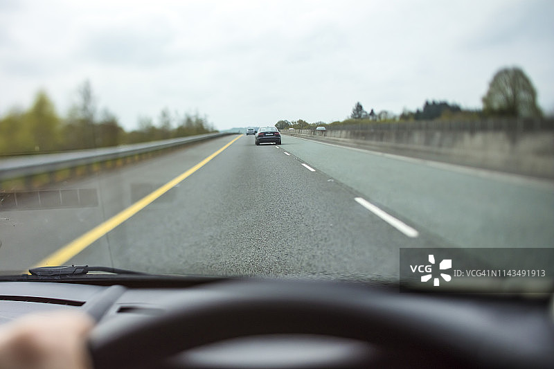 从驾驶员角度看交通堵塞图片素材