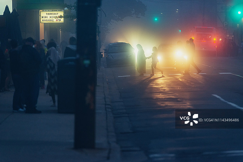 雾中的行人图片素材