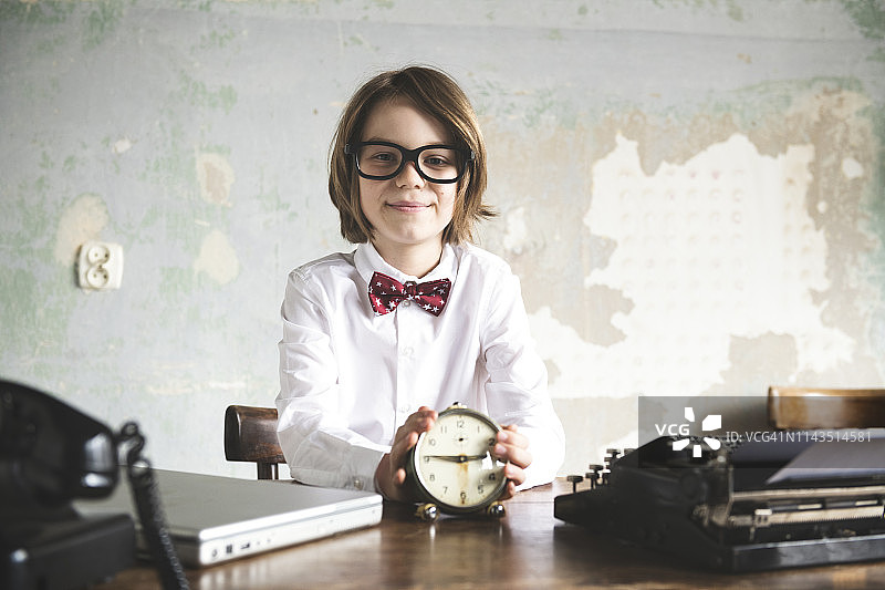 办公室里的少年商人图片素材