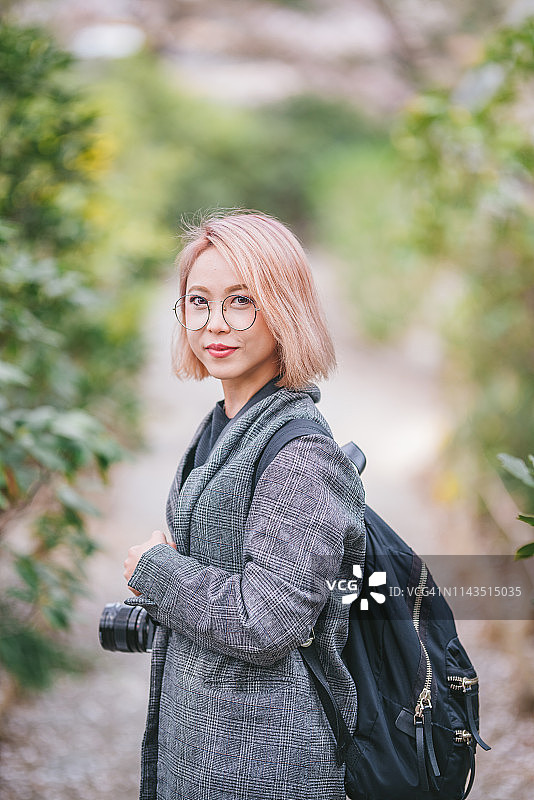 手持数码相机的年轻女子肖像图片素材