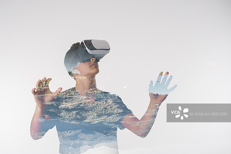 戴VR眼镜的英俊少年图片素材