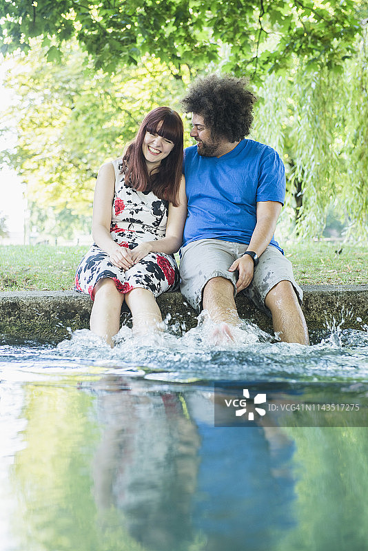 幸福情侣在埃斯巴赫河中泡脚图片素材