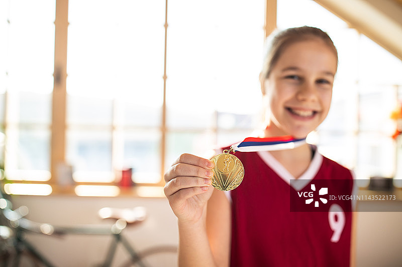 自豪的女孩展示她的奖牌图片素材