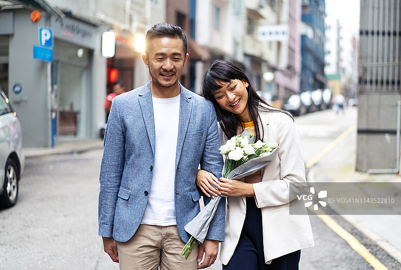 中国香港街头行走的情侣图片素材