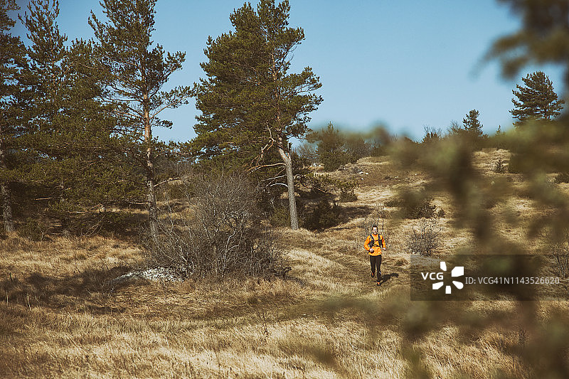 在自然中跑步的男子图片素材