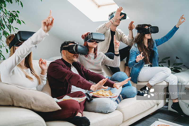 朋友们戴着VR眼镜自拍图片素材