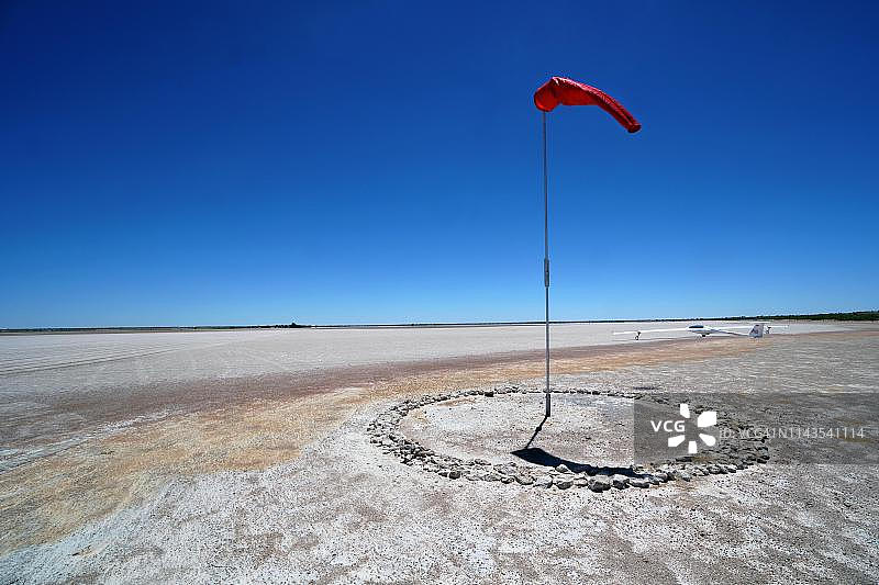纳米比亚卡拉哈里沙漠边缘的 Bitterwasser 机场的风向标图片素材