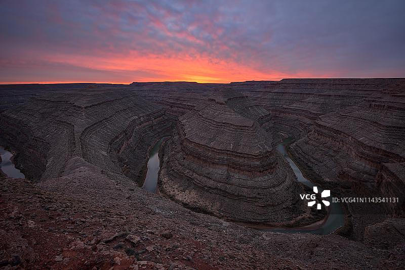 日落时分的鹅颈、河流环线、圣胡安河的曲流，鹅颈州立公园，犹他州，美国图片素材