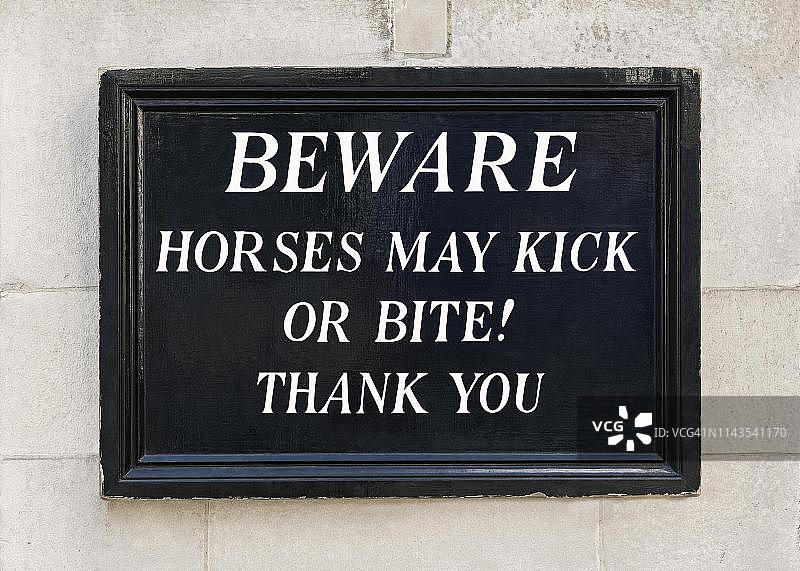 小心马匹踢咬标志，英国伦敦皇家骑兵卫队大楼图片素材