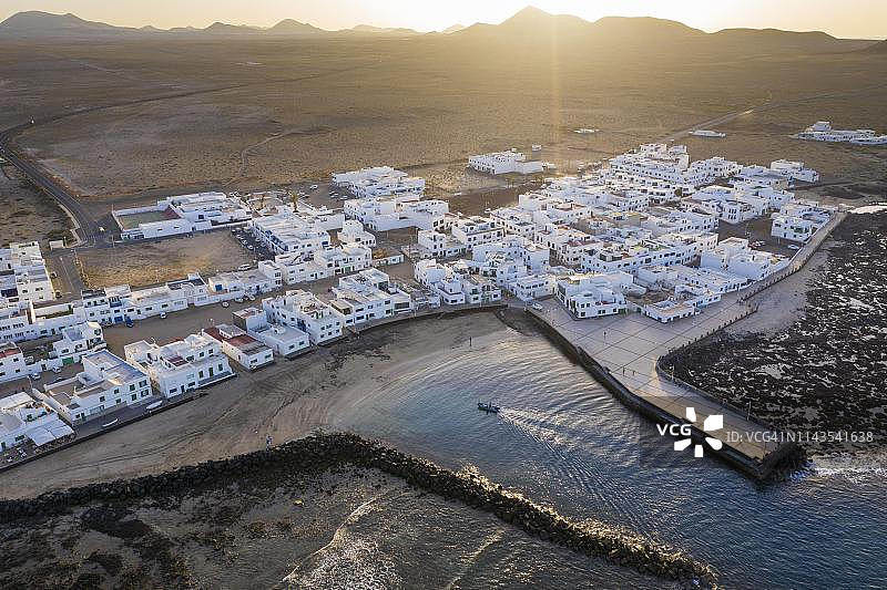 西班牙加那利群岛兰萨罗特岛法马拉海湾日落无人机拍摄图片素材