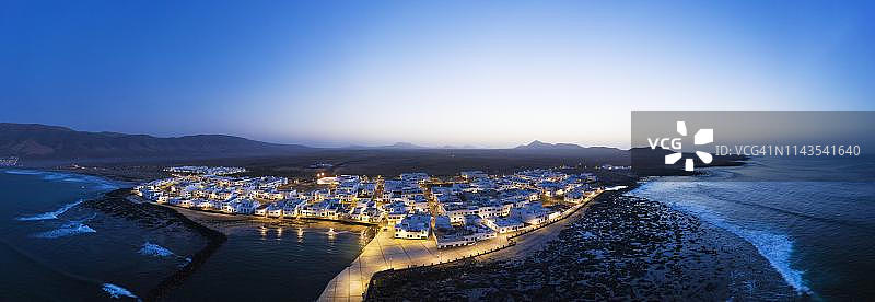 黄昏时分的法马拉海湾，无人机拍摄，西班牙加那利群岛兰萨罗特岛图片素材