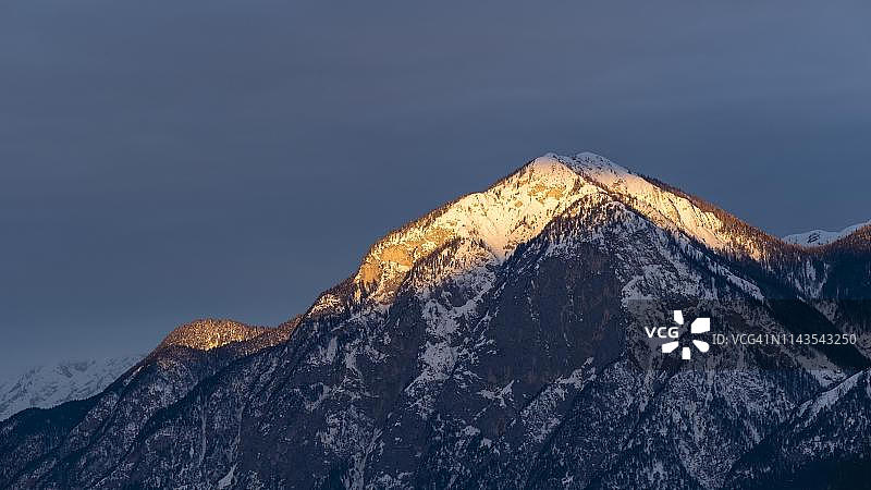 日出时分被雪覆盖的山峰，位于奥地利蒂罗尔州卡文德尔山脉图片素材
