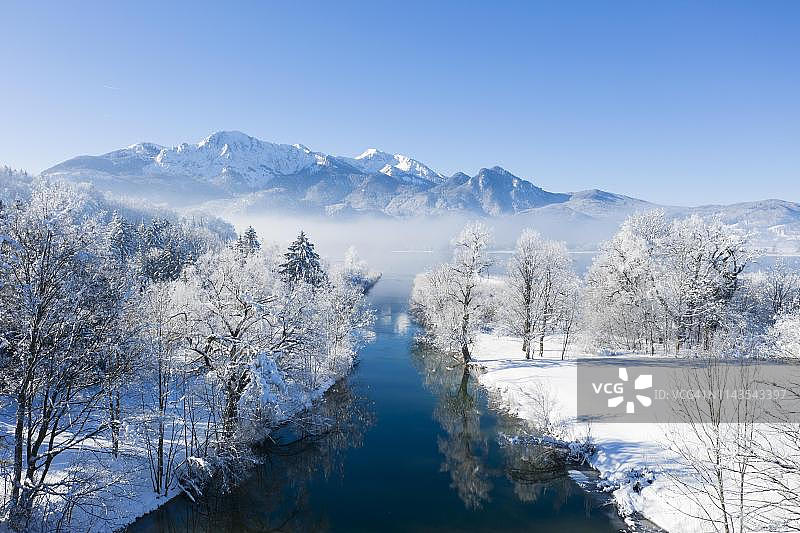 科赫尔湖冬季风光，远处是黑尔佐格stand山和海姆加滕山，德国巴伐利亚州科赫尔图片素材