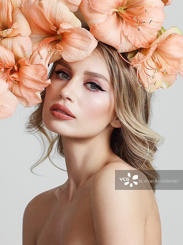 手捧鲜花的年轻漂亮女人图片素材