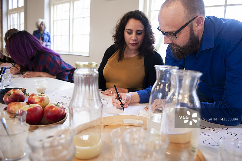 女性在手写工作室，老师正在指导图片素材