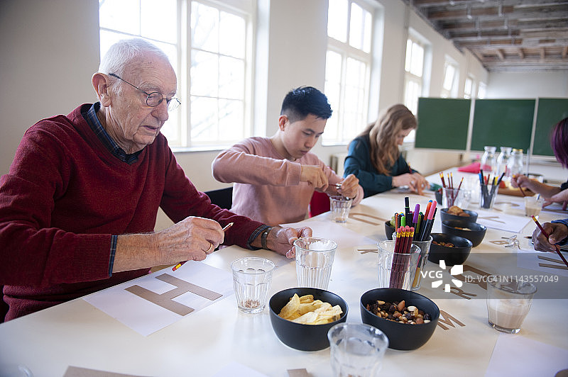 工作坊开始手写字体前削铅笔的人们图片素材