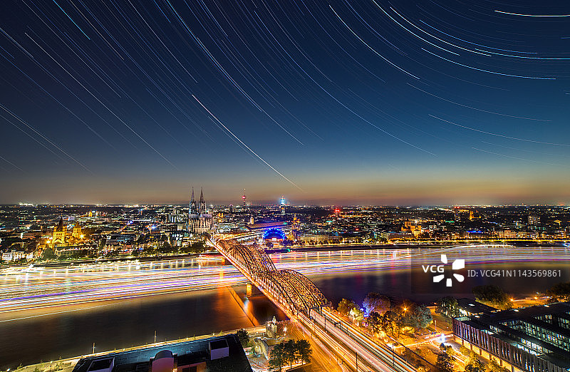科隆大教堂与莱茵河上空的星轨图片素材