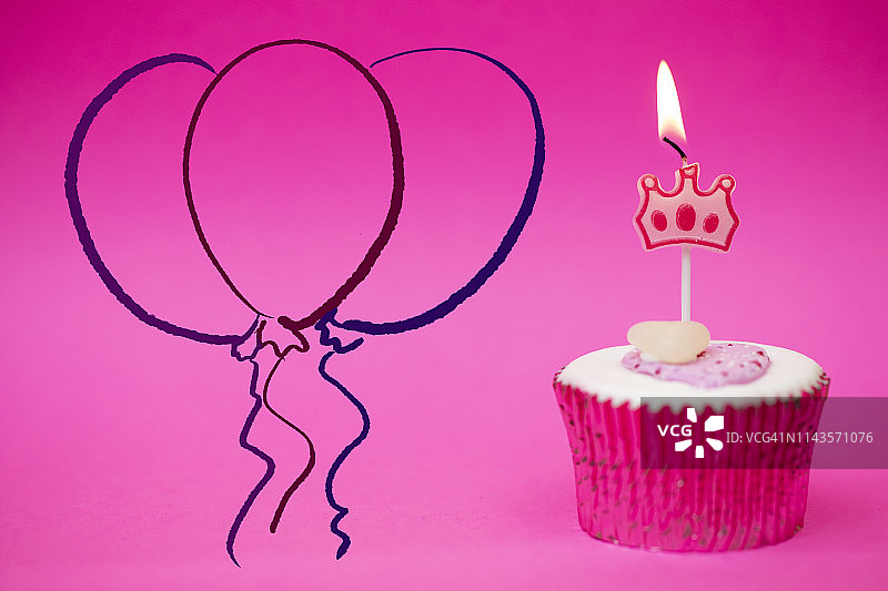 生日快乐纸杯蛋糕，燃烧的生日蜡烛图片素材
