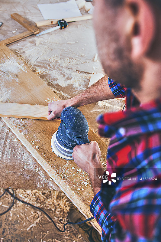 木匠抛光木材特写图片素材