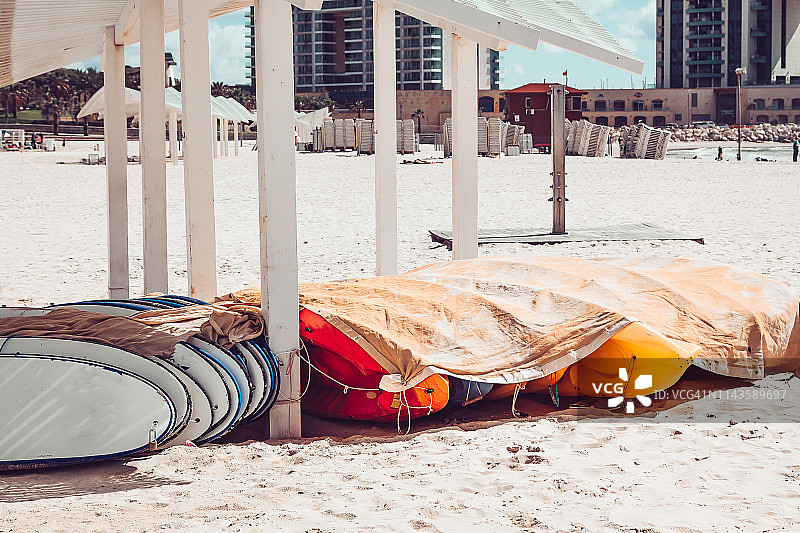 沙滩上的冲浪板图片素材