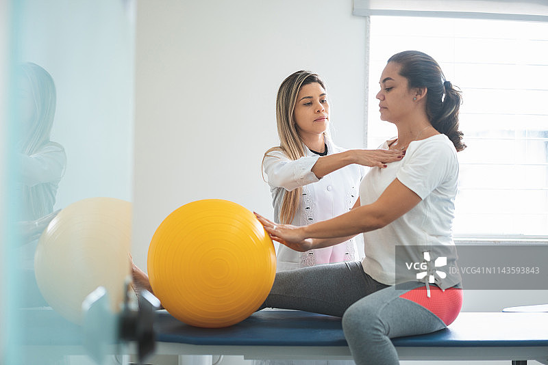 全身姿势再教育，背部伸展图片素材