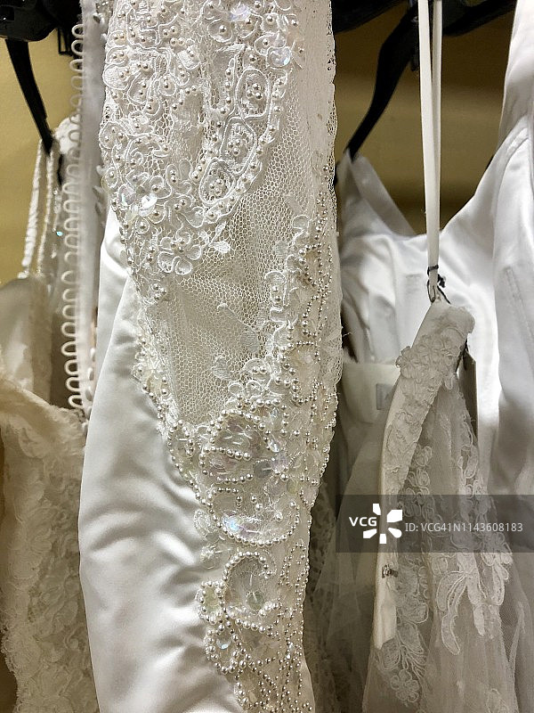 旧货店衣架上挂着的婚纱图片素材