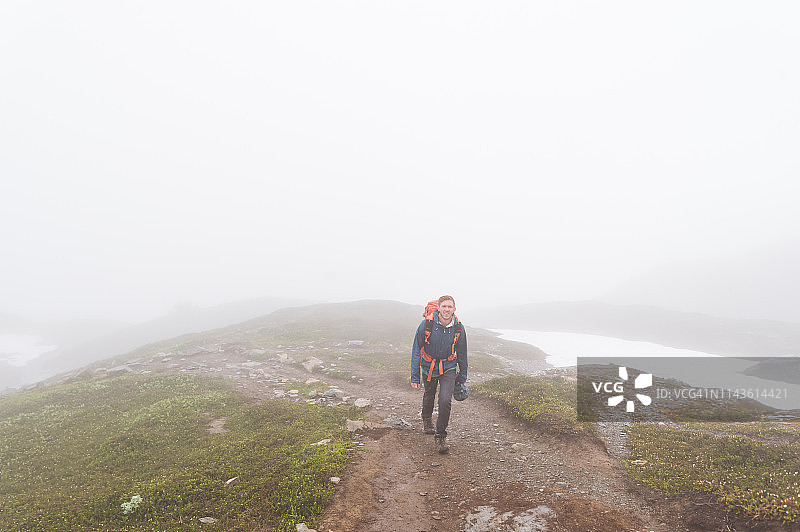 独自攀登冰雪冰川的男子图片素材