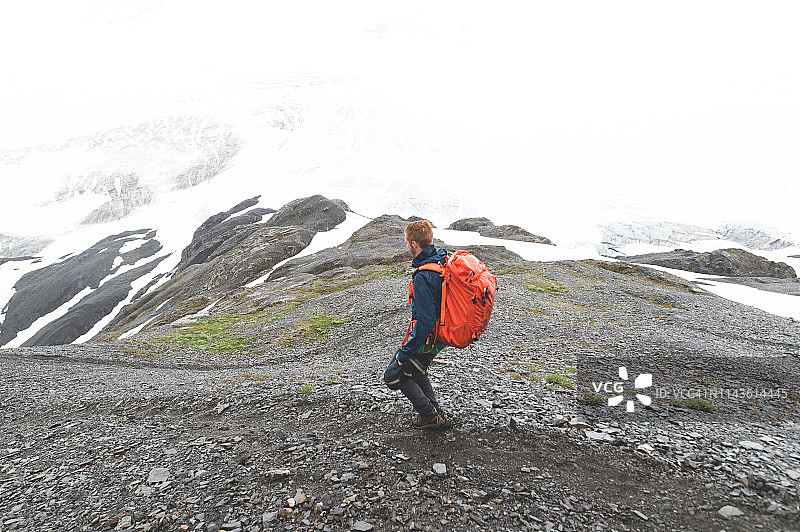 独自一人徒步冰川图片素材