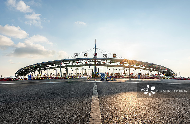 桥梁入口前的空旷公路图片素材